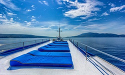Blaue Liegematten auf dem Sonnendeck des Motorseglers Linda.