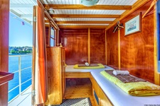 Eine 2-Bett-Kabine über Deck mit zwei ebenerdigen, versetzt stehenden Betten. an Bord der Linda