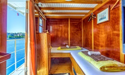 Eine 2-Bett-Kabine über Deck mit zwei ebenerdigen, versetzt stehenden Betten. an Bord der Linda