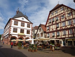 Blick auf ein Café/Restaurant mit Biergarten am Lohr-Main-Radweg