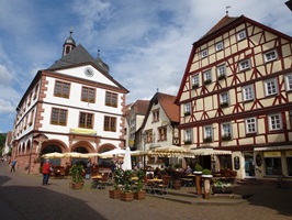 Außenbereich eines Cafés in einer Altstadt am Main-Radweg