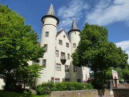 Blick auf eines der schönen Bauwerke auf dem Lohr-Main-Radweg