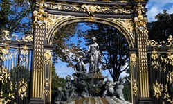 Prachtvoll mit Gold verzierter Brunnen auf der Place Stanislas in Nancy.