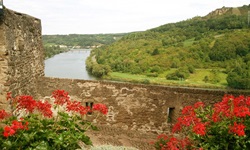 Diee Mosel vom Innenhof der mit roten Geranien geschmückten Burg von Sierck-les-Bains aus gesehen.