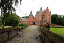 Die beeindruckende Fassade des unweit von Gent gelegenen Schlosses von Lovendegem.