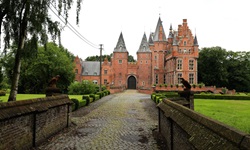 Die beeindruckende Fassade des unweit von Gent gelegenen Schlosses von Lovendegem.