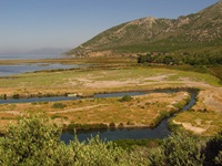 Blick über das Dalyan-Delta mit dem Dalyan-Fluss im Vordergrund