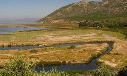 Blick über das Dalyan-Delta mit dem Dalyan-Fluss im Vordergrund
