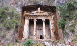 Blick zum Grabmal von Amyntas, auch als Fethiye Grab bekannt