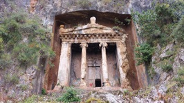 Blick zum Grabmal von Amyntas, auch als Fethiye Grab bekannt