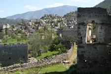 Die Ruinen des Felsendorfs (auf türkisch: Kayaköy) Levissi, dessen einstige Bewohner aus Griechenland stammten und nach ihrer Vertreibung auch wieder dorthin flohen.