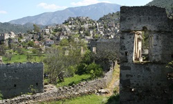 Die Ruinen des Felsendorfs (auf türkisch: Kayaköy) Levissi, dessen einstige Bewohner aus Griechenland stammten und nach ihrer Vertreibung auch wieder dorthin flohen.