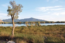 Impression mit Blick über Wiese zum Fluss bis hin zu den Bergen im Dalyan-Delta