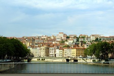 Blick von einer Brücke über die Rhone zur Altstadt von Lyon