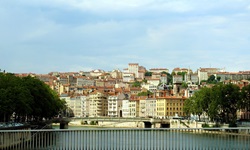 Blick von einer Brücke über die Rhone zur Altstadt von Lyon