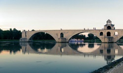 Blick von der Promenade zu einer Bogenbrücke von Lyon