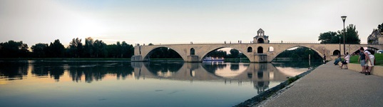 Blick von der Promenade zu einer Bogenbrücke von Lyon