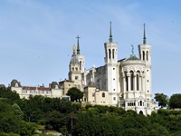 Blick zur Kirche von Lyon
