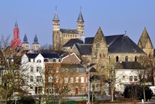 Stadtansicht von Maastricht mit den Türmen der Sint-Janskerk und der Liebfrauenbasilika.