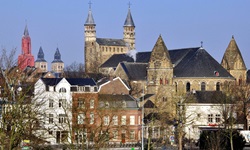 Stadtansicht von Maastricht mit den Türmen der Sint-Janskerk und der Liebfrauenbasilika.