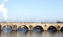 Die St. Servatiusbrücke - eines der Wahrzeichen von Maastricht.