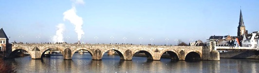 Die St. Servatiusbrücke - eines der Wahrzeichen von Maastricht.