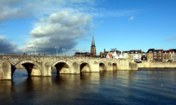 Die St. Servatiusbrücke - eines der Wahrzeichen von Maastricht.