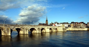 Die St. Servatiusbrücke - eines der Wahrzeichen von Maastricht.