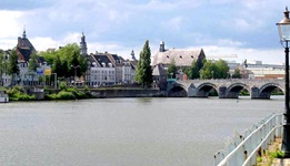 Maastricht und die Sint-Servaasbrug aus der Ferne gesehen.