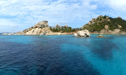 Traumhafter Blick auf das inmitten eines türkisblauen Meeres gelegene Maddalena-Archipel.