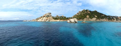 Traumhafter Blick auf das inmitten eines türkisblauen Meeres gelegene Maddalena-Archipel.