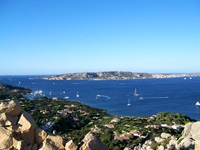 Segelboote tummeln sich zwischen dem Maddalena-Archipel und der Küste Sardiniens. auf dem tiefblauen Meer