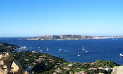 Segelboote tummeln sich zwischen dem Maddalena-Archipel und der Küste Sardiniens. auf dem tiefblauen Meer