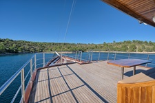 Blick vom Deck des Deluxe Schiffes Magellan über den Bug über das Meer zu einem Landstrich in Süddalmatien