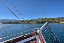 Blick vom Bug des Deluxeschiffes Magellan über das Meer zum Land in Süddalmatien