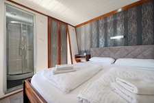 Blick in eine der modern eingerichteten Doppelkabinen des Deluxe Schiffes Magellan