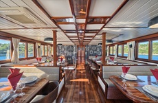 Blick in den Salon des Deluxe Schiffes Magellan mit gedeckten Tischen