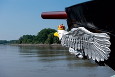 Die Galionsfigur der MS Magnifique I - ein grau-weißer Adler mit rot-goldener Krone.