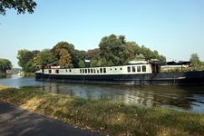 Die MS Magnifique II von der Seite gesehen.