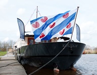 Blau-weiße Fahne mit Herzdekor am Heck der MS Magnifique II.