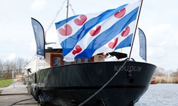 Blau-weiße Fahne mit Herzdekor am Heck der MS Magnifique II.