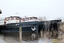 Die MS Magnifique III neben ihrem Schwesterschiff MS Magnifique II.