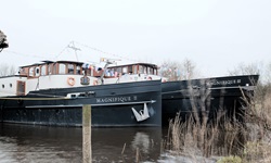 Die MS Magnifique III neben ihrem Schwesterschiff MS Magnifique II.