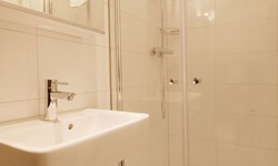 Im Badezimmer einer Oberdeck-Kabine an Bord der MS Magnifique III.