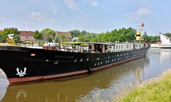 MS Magnifique auf dem Wasser von der Seite aus fotografiert
