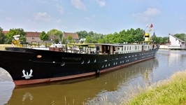 MS Magnifique auf dem Wasser von der Seite aus fotografiert