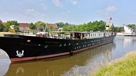 MS Magnifique auf dem Wasser von der Seite aus fotografiert