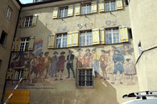 Blick auf eine Wandmalerei von traditionellen Menschen in Maienfeld in der Schweiz