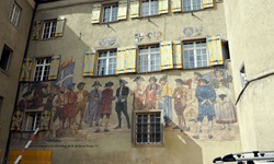 Blick auf eine Wandmalerei von traditionellen Menschen in Maienfeld in der Schweiz