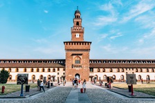 Die markante Silhouette des Castello Sforzesco in Mailand, an dessen Bau unter anderem Leonardo da Vinci mitwirkte.